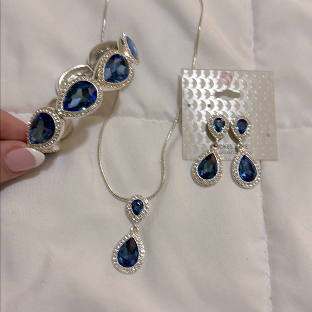 Matching jewelry set